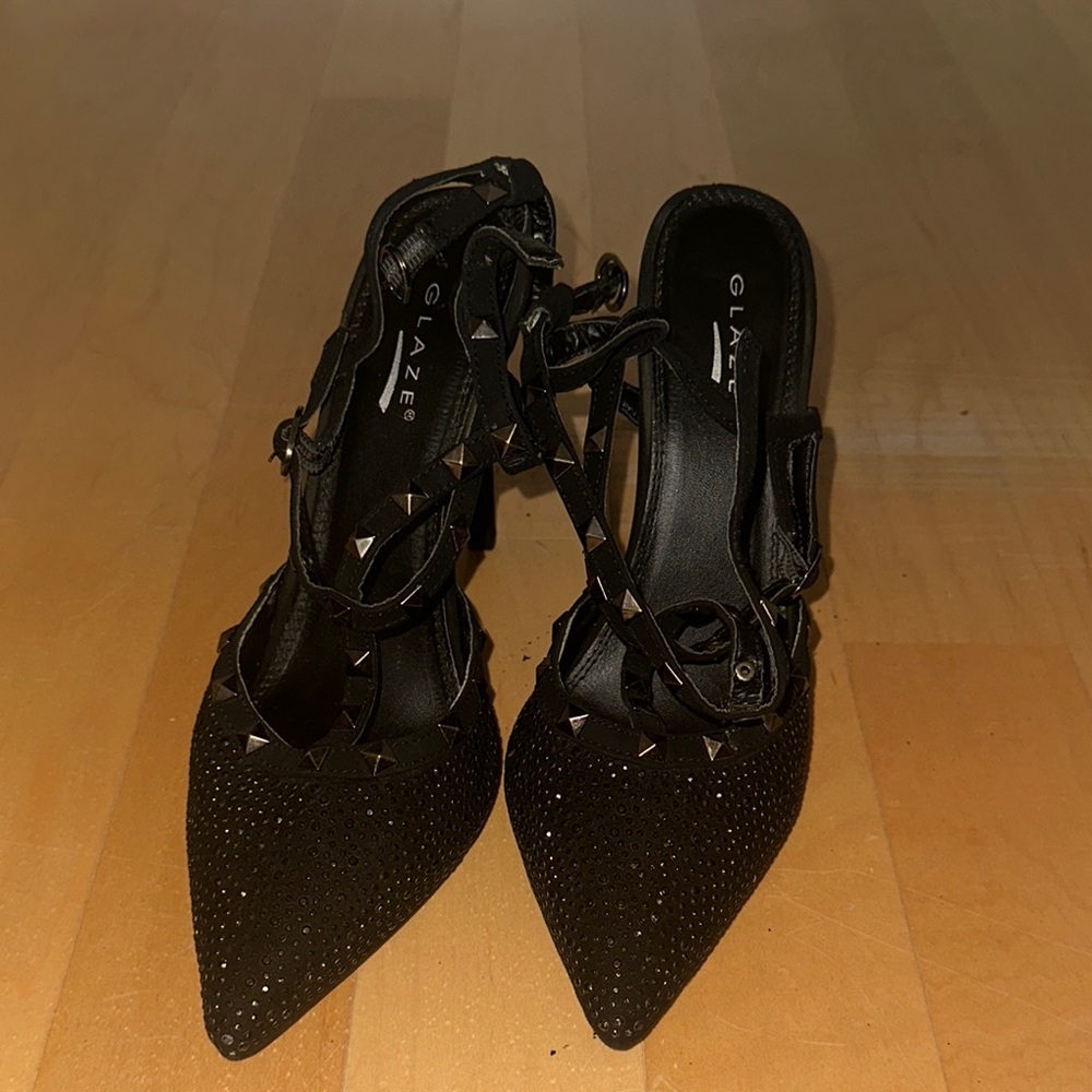 Glaze Black Elegant Pointed-Toe Heels